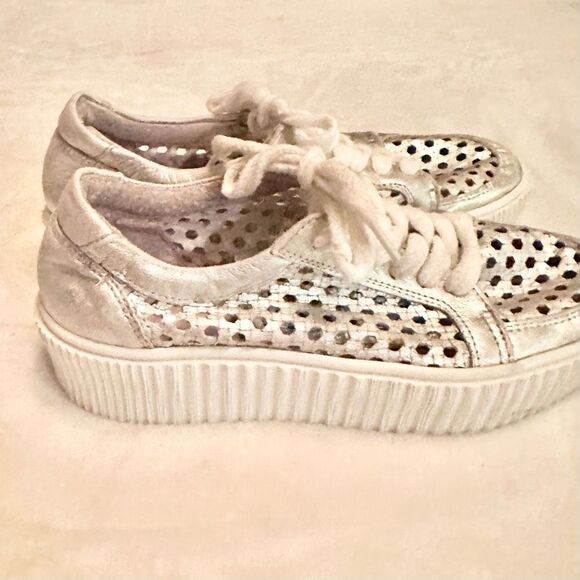 Musse & Cloud Flatform Sneaker Size 38 fits like a 7.5 Silver Perforated Sneaker - Picture 5 of 8